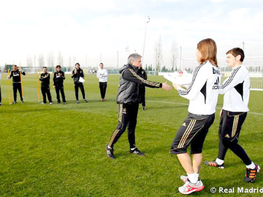 Ramos y Casillas entregan pastel a Mourinho