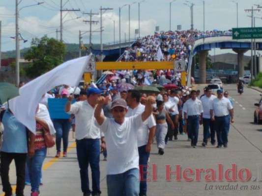 FOTOS: Con 'Marcha por la paz' piden a maestros y médicos retornar a sus labores