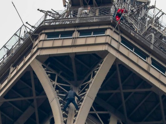 Evacúan la Torre Eiffel tras descubrir a un hombre escalando su estructura&nbsp;