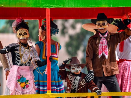 México celebró su fiesta del Día de Muertos cerca de cumplirse el quinto centenario de la Conquista española. Fiel a las raíces de la festividad, el evento se convierte en una oportunidad de reflexión y reconciliación, en lugar de venganza. Los mexicanos realizaron un sorprendente y colorido desfile. Fotos: AFP.