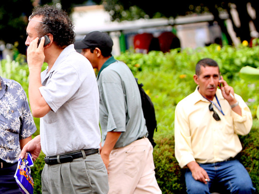 Congreso de Honduras analiza prórroga para registro de celulares