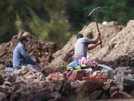 Drama de familias hondureñas en cementerio donde yace mayoría de víctimas de covid-19 (FOTOS)