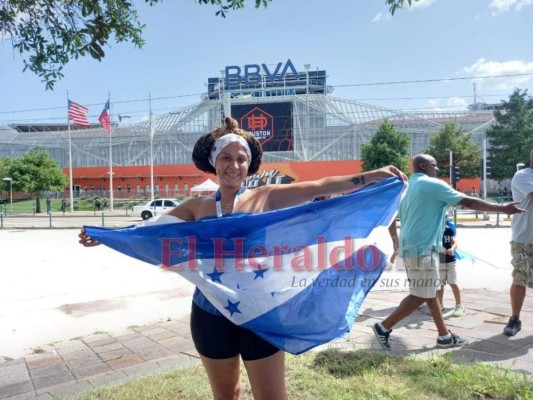 Bellas aficionadas catrachas se robaron las miradas en el BBVA Compass para el Honduras-Panamá