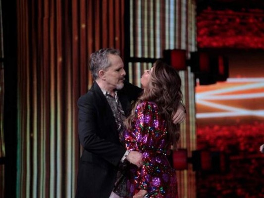 El beso no pasó desapercibido por los seguidores del prorgrama. (Foto: Univisión)