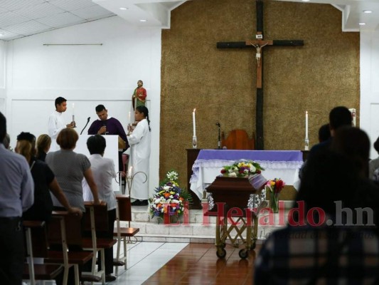 FOTOS: Dolor embarga a familiares en el velatorio del periodista Wilson Herrera