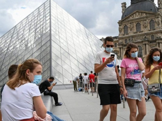 Francia exigirá certificado para ir a restaurantes e impondrá vacuna a personal de salud