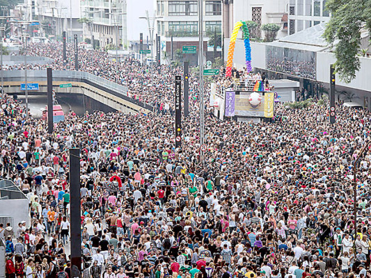 Sao Paulo monta fiesta con nuevo desfile del Orgullo Gay