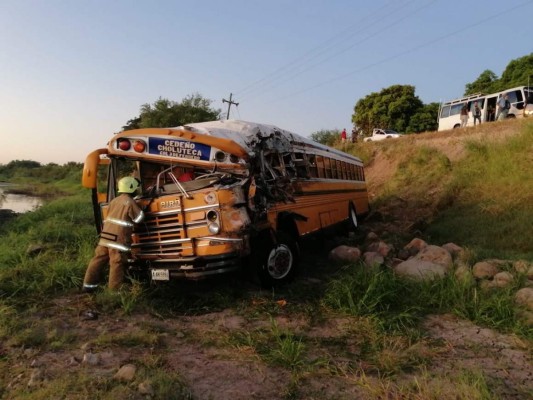 Las fotos del fuerte encontronazo entre bus y volqueta en Choluteca