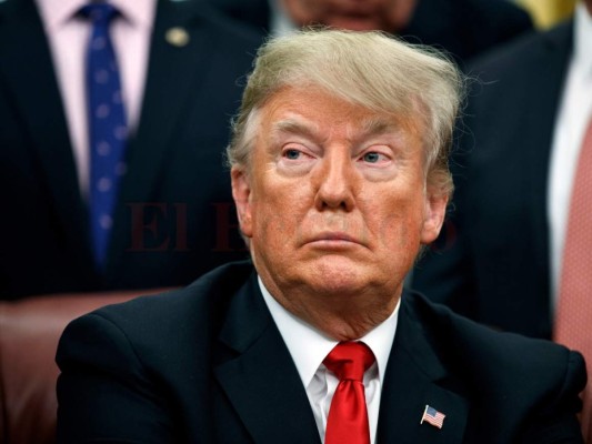 Trump se reúne con jefa de Seguridad Nacional por cierre