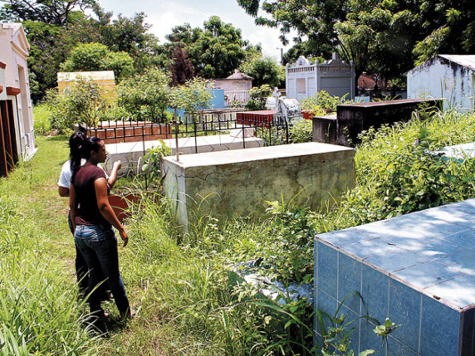 Ni a los muertos dejan descansar en paz los delincuentes
