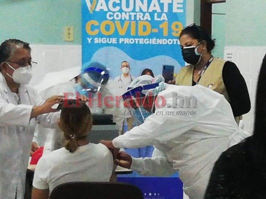 Los doctores enfermeros en 'El Tórax' celebraron la llegada de la vacuna al centro asistencial al cual asisten los caso más graves de coronavirus. Foto: Estalin Irías | EL HERALDO