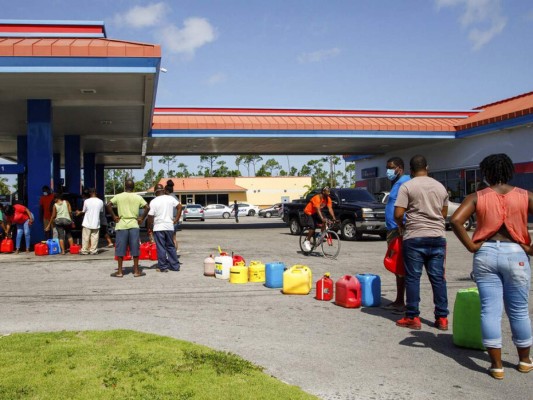 FOTOS: El huracán Isaías azota las Bahamas mientras avanza a Florida