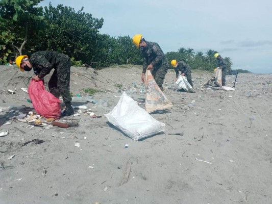 Ardua limpieza para retirar basura que contamina las playas de Omoa (FOTOS)