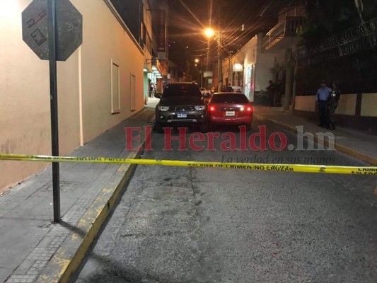 Hombre muere en el interior de su vehículo tras ser tiroteado en el centro de la capital