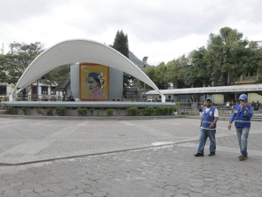 El centro histórico se prepara para la bienvenida a la época veraniega