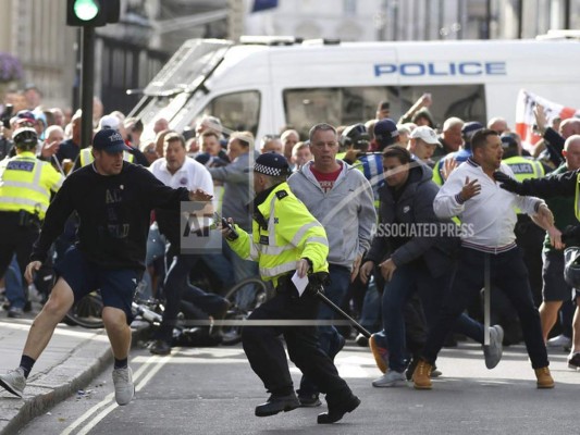 West Ham suspende a entrenador por participar en marcha