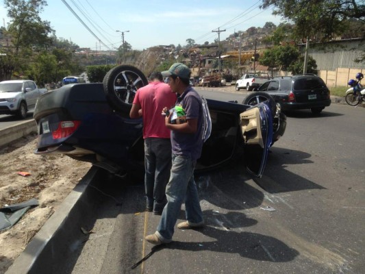 Turismo se da vuelta en el FFAA al impactar con camión