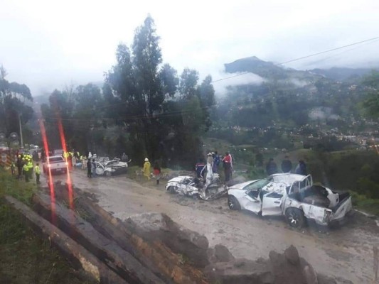 Las imágenes que dejó la caída de un muro sobre vehículos en Ecuador