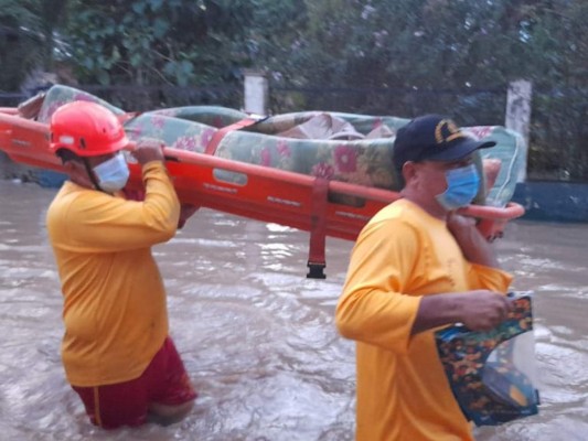 ¡Emotivos! Rescates de los Bomberos que sacaron lágrimas a Honduras en medio del desastre
