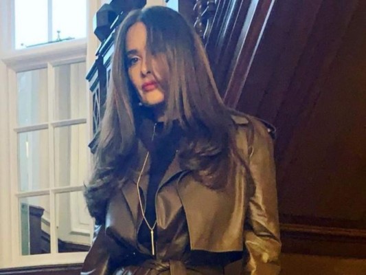 Salma Hayek despide 2020 en deslumbrantes trajes de baño y al natural