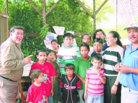 Enrique Ponce Garay entre libros, cine y amigos