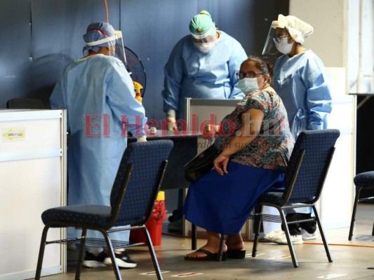 Siete meses de pandemia y los centros de triaje siguen llenos (Fotos)