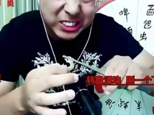 Bloguero muere mientras comía ciempiés y transmitía en vivo