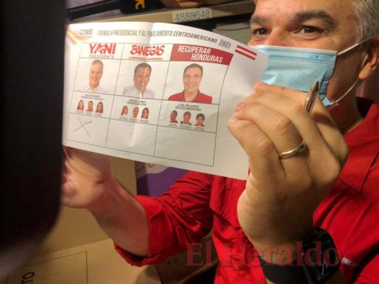 Entre empujones y cámaras, Yani Rosenthal ejerció el voto junto a toda su familia (FOTOS)