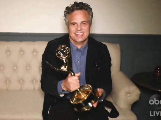 FOTOS: Los mejores looks de los premios Emmy virtuales