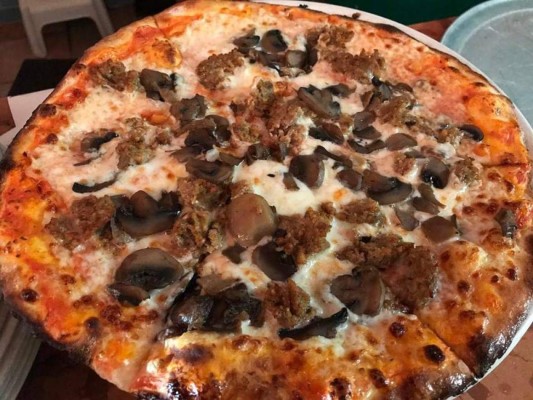 Hondureño en Estados Unidos inició como valet parking y acabó siendo dueño de su restaurante Spritz Pizzeria