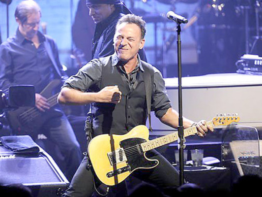 Juanes asiste por primera vez a concierto de Bruce Springsteen