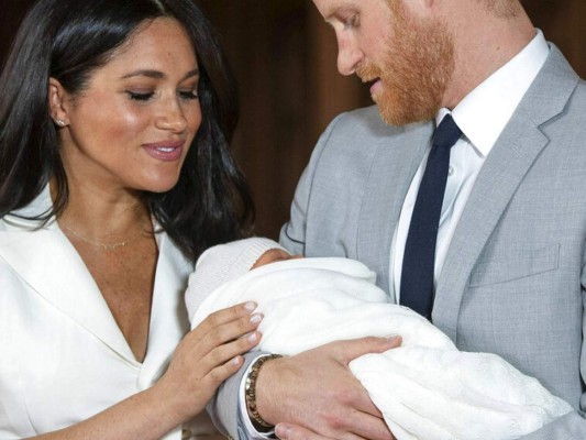 Fotos: Momento en que Meghan y Harry presentan a su bebé