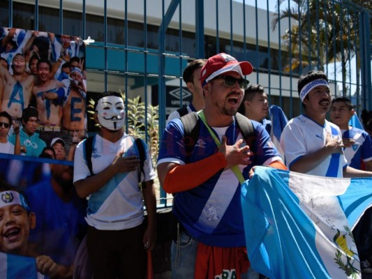 Guatemaltecos protestan y piden a la FIFA que les suspenda el castigo