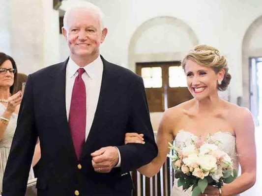 Novia va al altar del brazo del hombre al que su padre donó el corazón