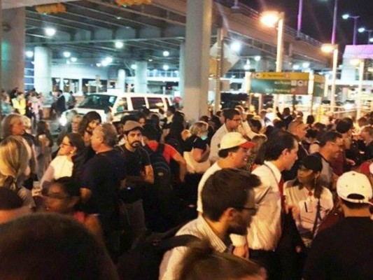 Mujer hace que aeropuerto de Nueva York entre en terror al ver hombre armado