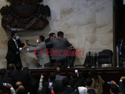 Golpes, anarquía y desorden en la elección de la directiva provisional del CN (FOTOS)
