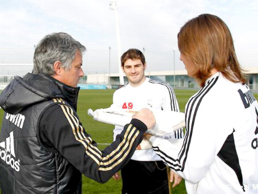 Ramos y Casillas entregan pastel a Mourinho