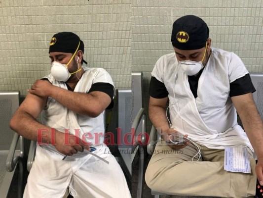 Los rostros del personal de salud que ya recibieron la primera dosis de vacuna contra covid-19 (FOTOS)