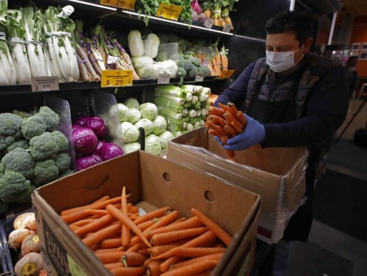 Los gérmenes que enferman a las personas a través de la comida causan síntomas como diarrea. Foto: AP