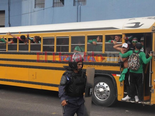Fotos: Barras y policías se enfrentan frente al estadio en partido Motagua vs Marathón