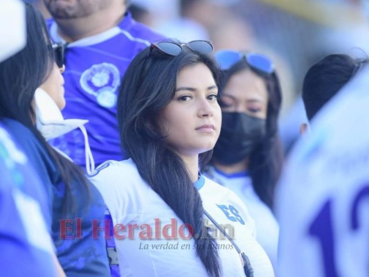 Bellezas hondureñas y salvadoreñas engalanan el estadio Cuscatlán (Fotos)