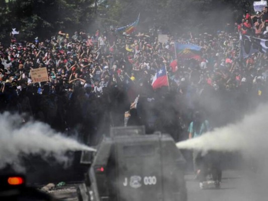 FOTOS: Vehículos incendiados y muertos tras manifestaciones en Chile
