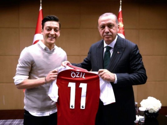 Mesut Özil y las polémicas que han salpicado su carrera