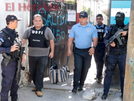 FOTO: Pandilla 18 tenía guarida en escuela de la Planeta; hallaron armas y uniformes militares