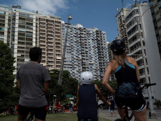 Trompeta en mano, bombero alivia las penas del coronavirus
