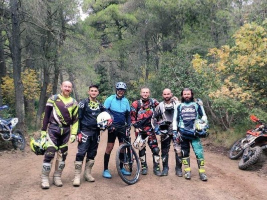 Primer ministro griego criticado por paseo en bicicleta durante confinamiento&nbsp;