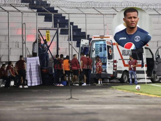 Walter Martínez salió en ambulancia del Estadio Nacional tras fuerte golpe en su rodilla