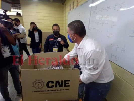Así ejerció el sufragio David Chávez, candidato a la comuna capitalina (FOTOS)