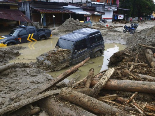 Imágenes de muertes, caos y destrucción por inundaciones en Indonesia