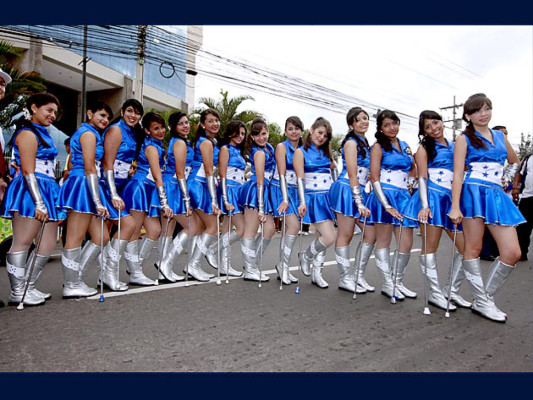 Derroche de civismo y belleza en desfiles patrios